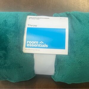 NWT‎ Plush Teal Room Essential Blanket 50x60. 100% Polyester